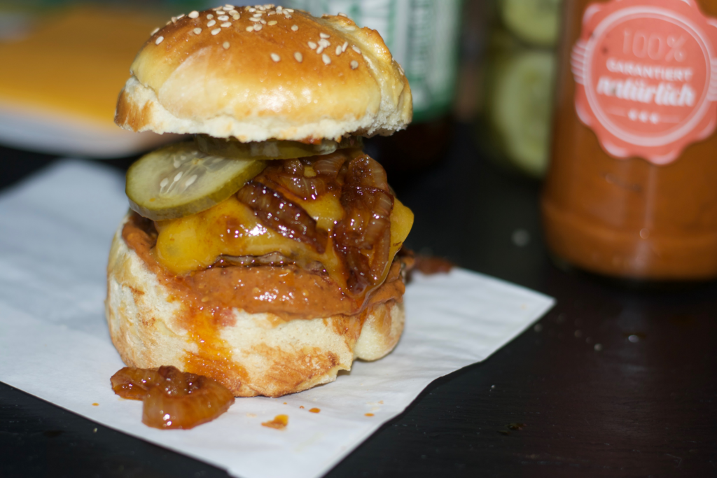 Cheeseburger mit Bierzwiebeln und Mustert-Ketchup