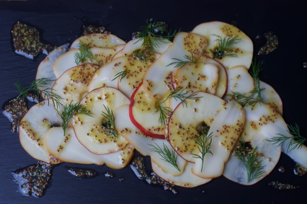 Apfel-Kaese-Salat mit Scamorza in Senf-Dill-Vinigrette