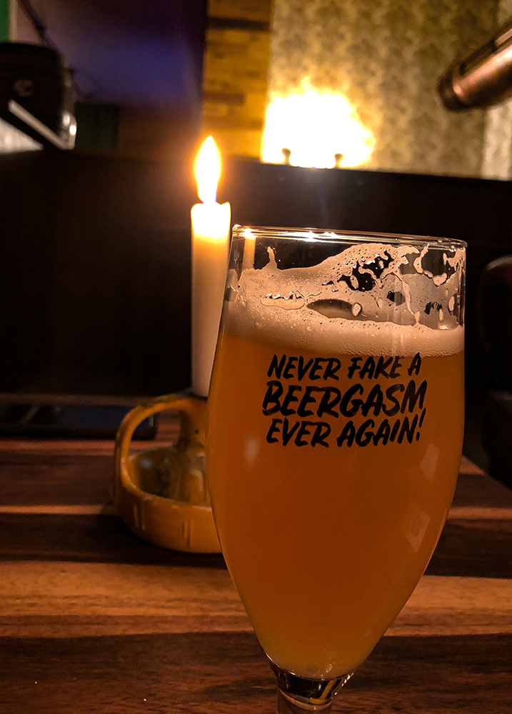 Ein Bierglas mit dem Text Never fake a Beergasm ever again